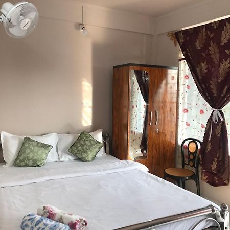 צ'ראפונג'י Living Roots Lodge מראה חיצוני תמונה